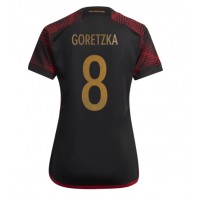 Camisa de Futebol Alemanha Leon Goretzka #8 Equipamento Secundário Mulheres Mundo 2022 Manga Curta